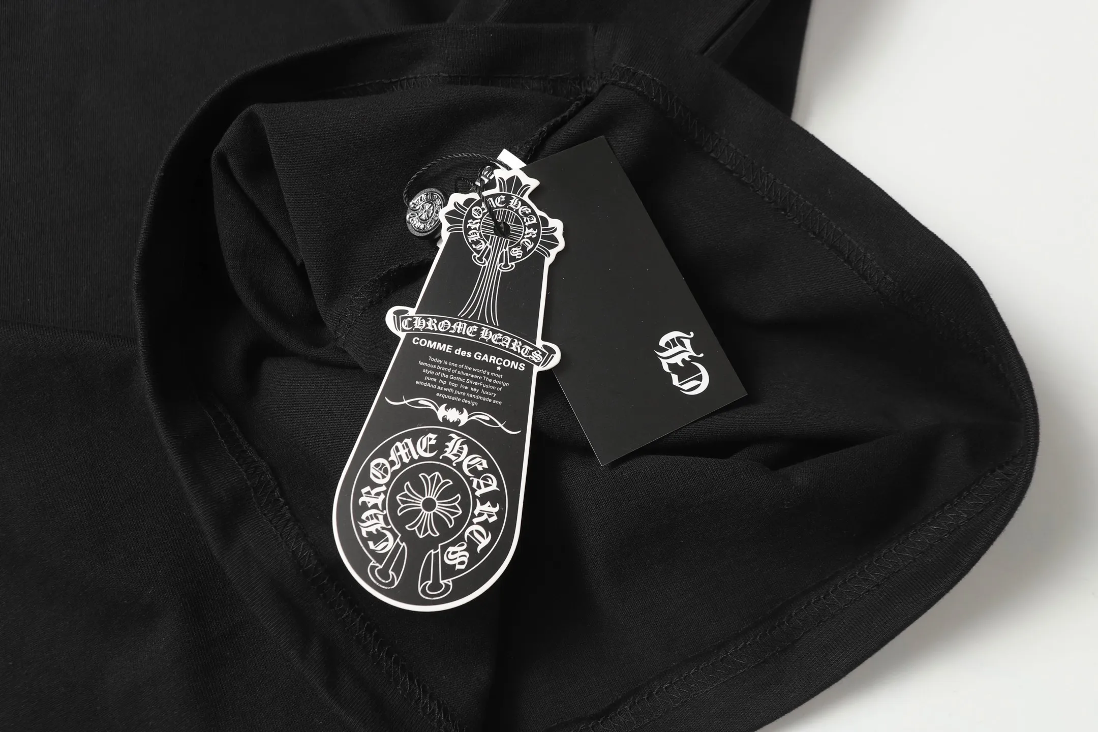 P150 Chrome Hearts CH Chrome Hearts cross leather embroidered short-sleeved T-shirt. Made with imported Tajima machine. The leather is custom-dyed. The hardware accessories are all custom-made. Correctly configured. Black 2025 Chrome Hearts authentic packaging. 280 grams of custom-dyed double-yarn cotton. Large version. Loose and stylish. The difference between low version and slim version is that the upper body stretches the hips. 100% commitment: top quality. Not fast food. The highest version on the market. Top quality - Differentiate from the ordinary versions on the market. If you care about quality, you should also respect the price. Absolutely 0 after-sales service. 0 return rate so far. It’s hard not to love the style - 280g double yarn cotton custom-dyed fabric - Correct high-density main mark, washed tag, hand-sewn